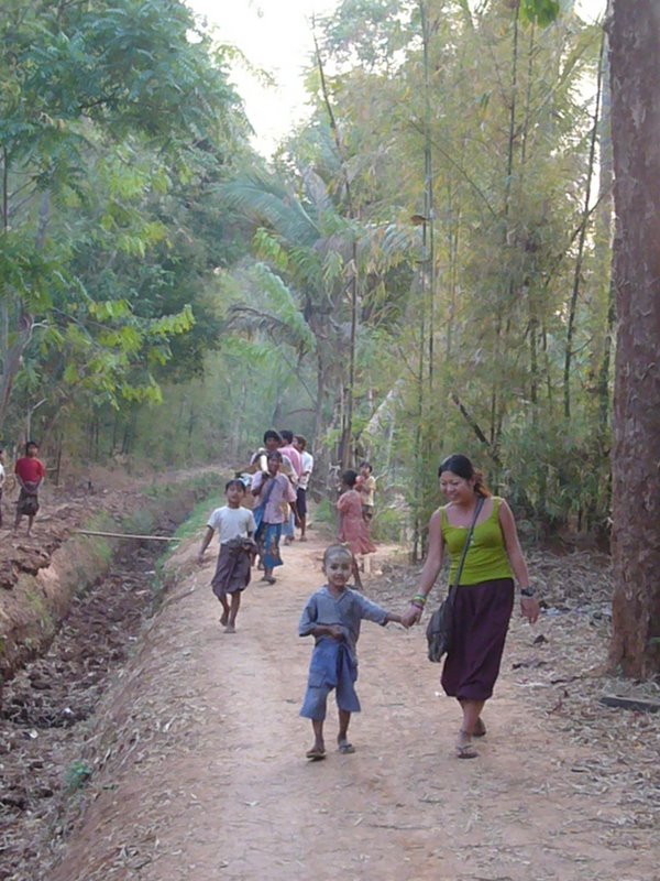 Travel - Myanmar - Inle Lake - First Boat Trip - The boat-drivers village - Rice and Cigars